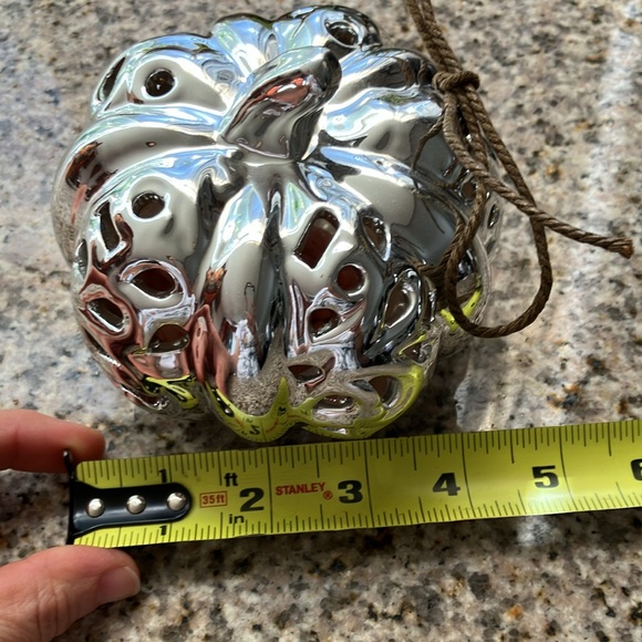 Ceramic silver pumpkin with scent inside - Picture 4 of 5